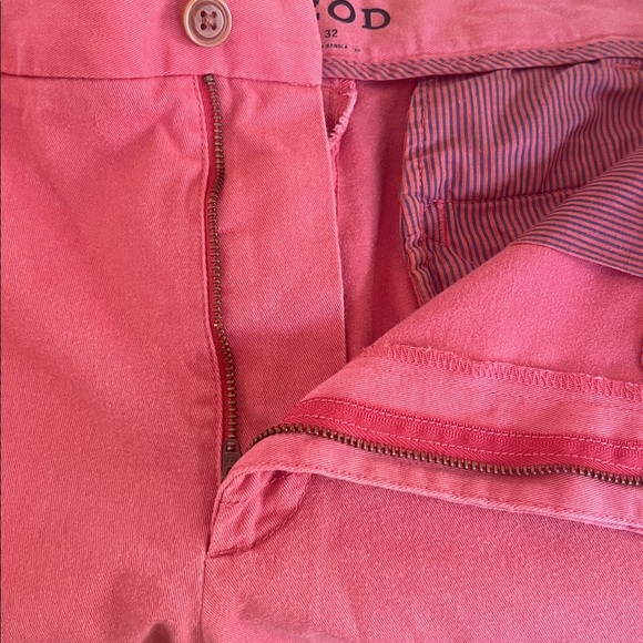 Izod Men's Coral and Cream Flat Front Shorts - Picture 5 of 7